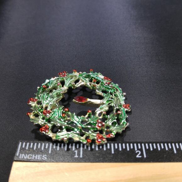 Vintage 1950s Christmas Wreath Enamel Brooch, Red Green Metallic Enamel - Picture 5 of 10
